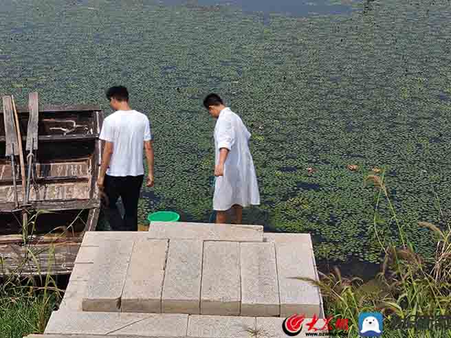 防汛常規(guī)物資中主要包含麻袋吸水膨脹袋,無紡布吸水膨脹袋,防汛沙袋,防汛噸袋,防汛編織袋,雨衣,雨靴,雨傘,彩條布,工兵鏟,十字鎬,八磅錘,應(yīng)急救生包等。